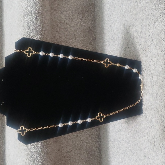 boutique Jewelry - Long chain unbranded faux pearl and gold clover necklace